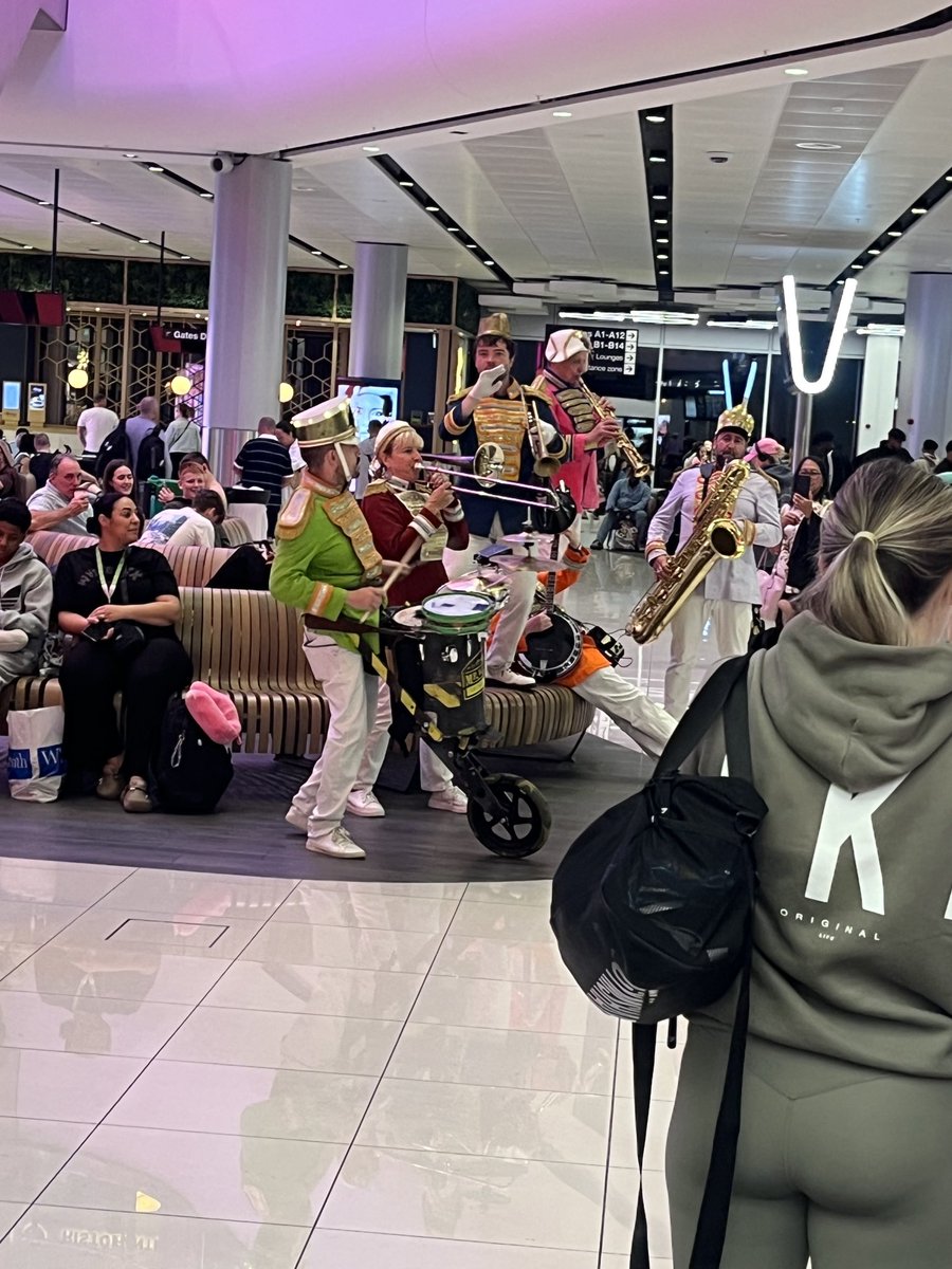 WinterJeff's tweet image. Not what you expect at 4am at the airport 😇😇