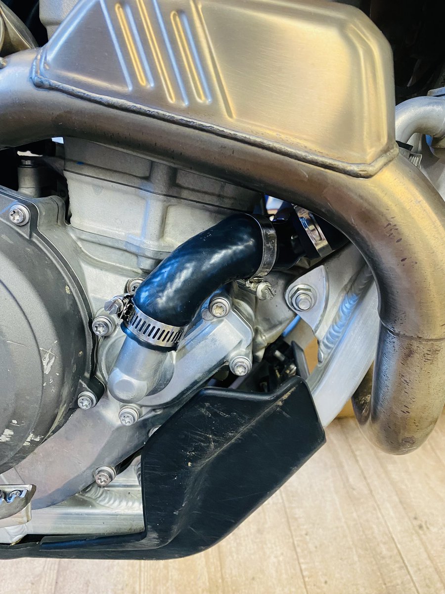 Ridge_Cycle's tweet image. TF250E🐯

転んだらあたりどこ悪くて水漏れ😭
純正だと分岐パイプ含むアッセンブリの販売設定だったので、とりあえず似たような太さのホースで対応

分岐側だけ径が太いからソケット使って拡張してなんとか取付できた、、大丈夫かな😅

分岐のとこはバンド締めすぎ注意です👌