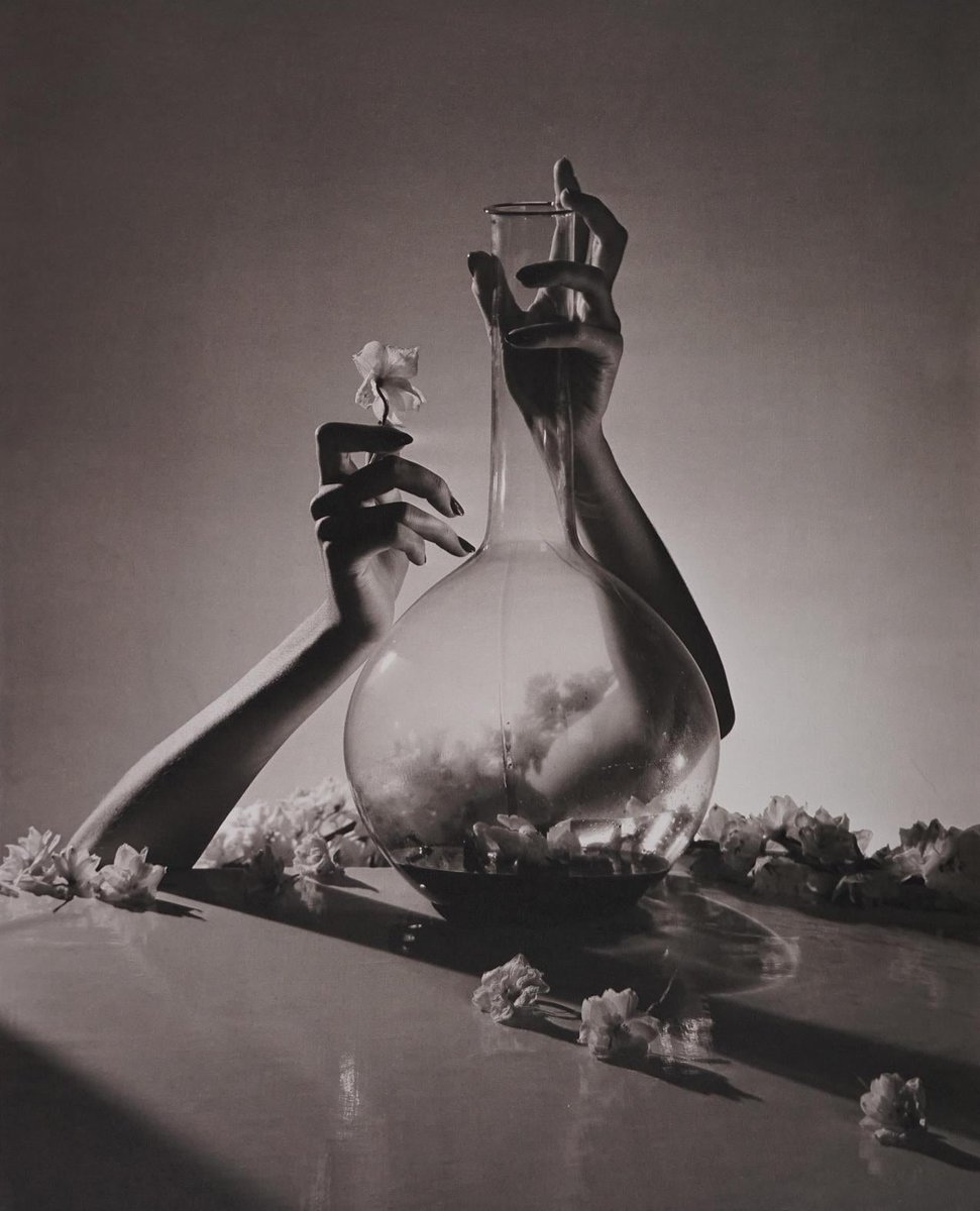 markwellla's tweet image. Photograph by Horst P. Horst
Lisa Fonssagrives (later Lisa Fonssagrives-Penn), “Hands (Lisa) with Flask + Flowers”, New York (1941)