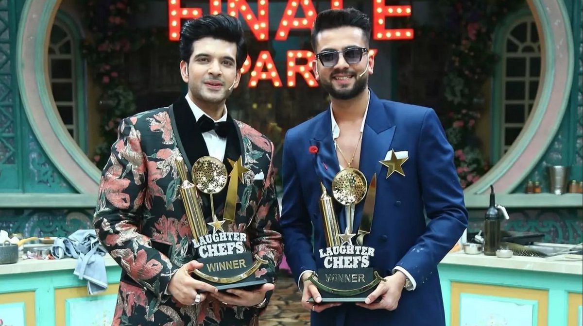 Bollywood_Base's tweet image. 🎉 Laughter Chefs Season 2 Champions Crowned! #ElvishYadav and #KaranKundrra win show🥳
🏆 Elvish Yadav and Karan Kundrra have cooked their way to victory in the grand finale of *Laughter Chefs: Unlimited Entertainment*! 🍳😂
This dynamic duo brought the perfect recipe of…