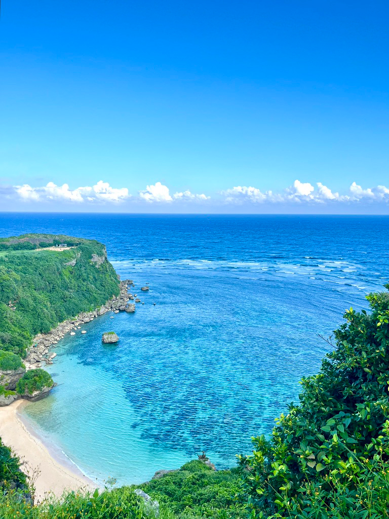 Feel_OKINAWA's tweet image. これ毎年お伝えしていますが、
「秋~冬の沖縄」は旅行シーズンが過ぎて混雑からオサラバした中で観光できるのが最高
夏ってどうしてもあちこち賑わって落ち着いて過ごせなかったり、思わぬ渋滞で計画どおり動けないこともありますが、
10月以降は定番スポットが空いたりビーチも快適だったり、しかも…