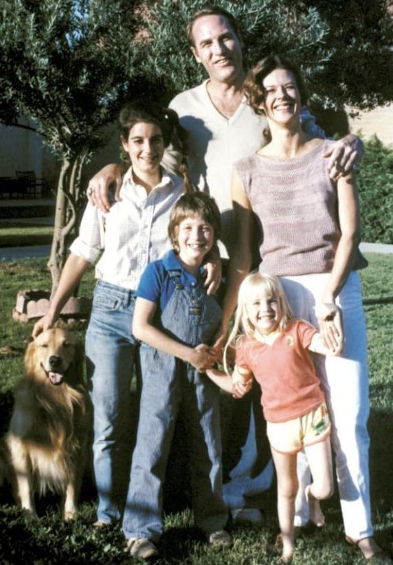80stees's tweet image. Dominique Dunne, Oliver Robins, Heather O&apos;Rourke, Craig T. Nelson, and JoBeth Williams on the set of Poltergeist