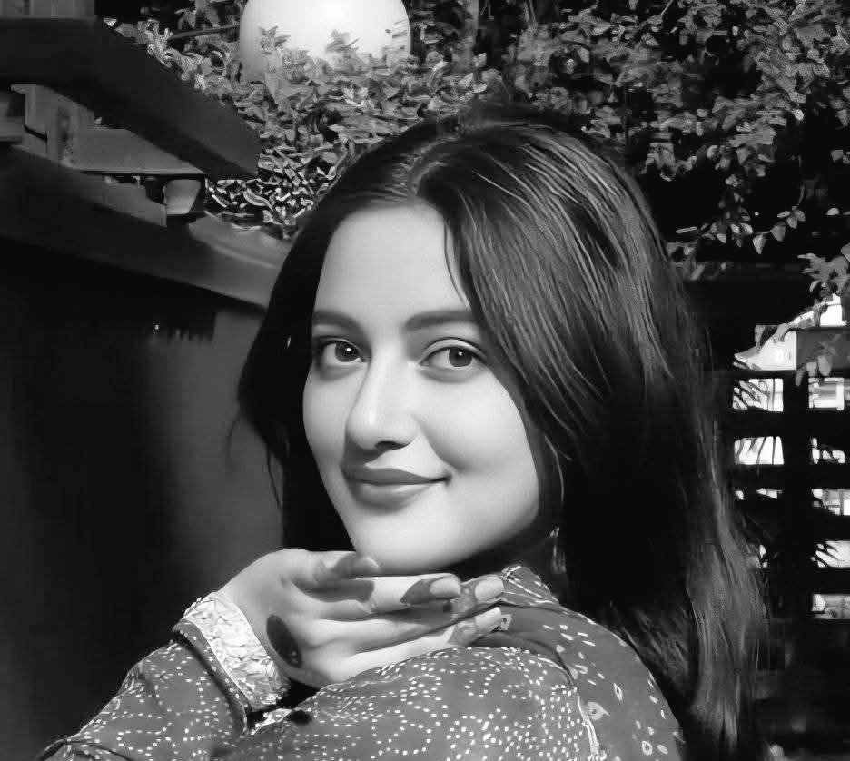 तुम्हारी बे-रुख़ी ने लाज रख ली बादा-ख़ाने की
तुम आँखों से पिला देते तो पैमाने कहाँ जाते 

~ क़तील शिफ़ाई