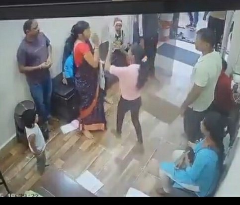 ये तो थप्पड़ मारना ही भूल गई लगता है।