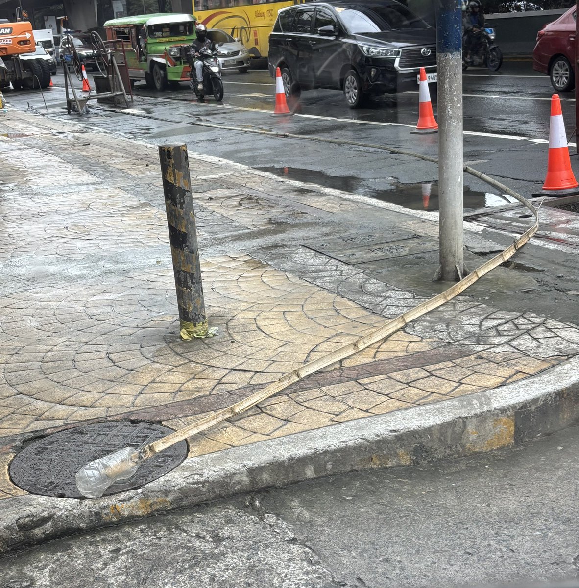 RobbieMeriales's tweet image. Drainage declogger on Taft Avenue: a plastic bottle tied at the end of a piece of bamboo.
Remind me again how many billions the government has budgeted for flood control?