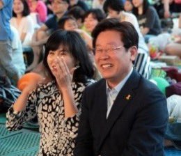 alslalsl_'s tweet image. 시장.. 아니 대통령님도.. 예외는 없습니다
(영상찍어서 업로드하세요)