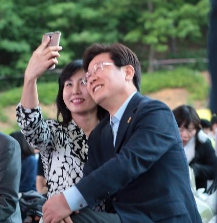 alslalsl_'s tweet image. 시장.. 아니 대통령님도.. 예외는 없습니다
(영상찍어서 업로드하세요)