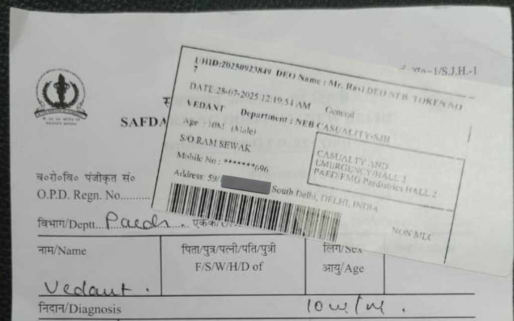 सफदरजंग अस्पताल में एक 10 माह के बच्चे की हालत गंभीर है, जिसका बुखार 102 डिग्री (पहले 104 डिग्री) तक पहुंच गया है। इमर्जेंसी वार्ड में कोई डॉक्टर देखने को तैयार नहीं है और बच्चे को ओपीडी में भेजा जा रहा है, जो चिकित्सा प्रोटोकॉल के खिलाफ है। माननीय स्वास्थ्य मंत्री श्री