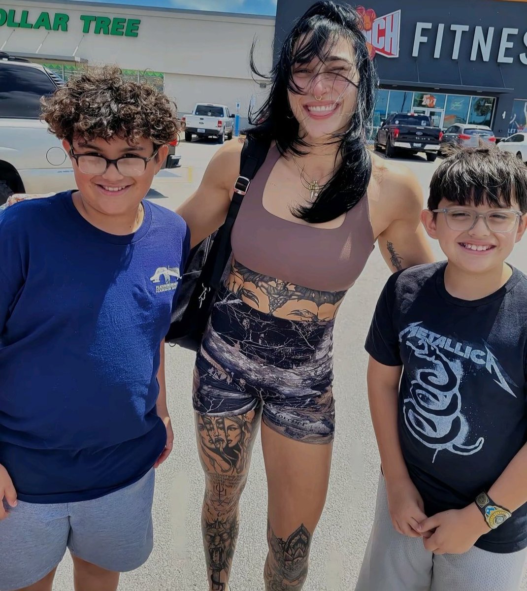 AMari552's tweet image. She's amazing and heartwarming with her most loyable little kid mosherz around the globe 🌍
Her smile is unique and uncomparable 🌟
Rhea is so important to us!
📸:@max239705 (TIKTOK)