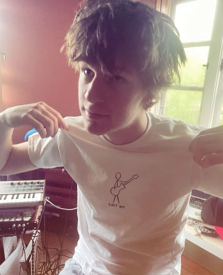 realbananalana's tweet image. MOOTIE TIME YAYAYYAAYA

#bootwt #mcyttwt #genlosstwt
• she/her
• estj, shitposter
• music (malcolm todd + frank ocean main),  fortnite, books n volleyball lover
• ranboo, jack manifold, kurtis conner, danny gonzalez, slimecicle, generation loss mwah

n more! 

♡/↻ = moots!