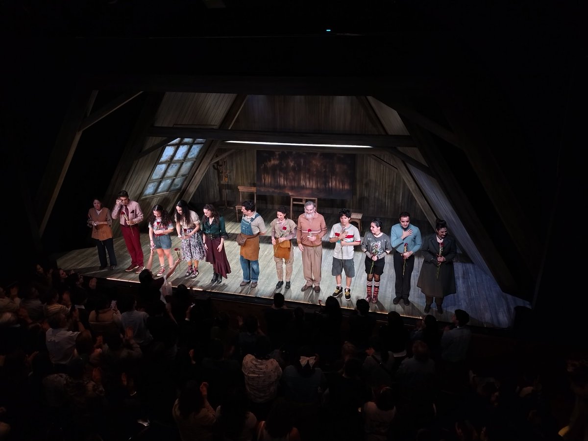 Fui a ver la última función de #DentrodelBosque 🤯 que nivel de talento, compromiso y pasión por el 🎭 de todos los involucrados. No es un texto fácil y lograron llevarlo a escena formidable. Muy inspirador. Gran talento mexicano de teatro musical.