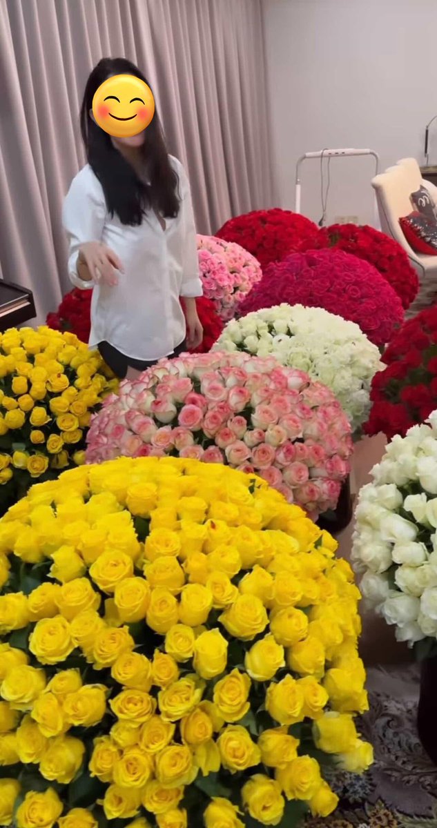 g_guaa's tweet image. Азтай хүүхэн шүү 60.000.000 төгрөгийн цэцэг аваад үзчихсэн 😂🤭.