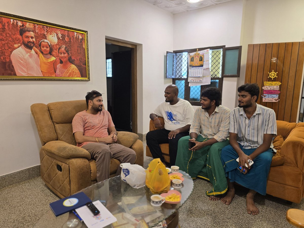 dhanushkodibjp's tweet image. சிறப்பான சந்திப்பு! 🙏
நாங்கள் @dhineshrodi அண்ணாவை அவரது இல்லத்தில் சந்தித்து, அரசியல், சமூக சேவைகள் குறித்து ஆழமான ஆலோசனைகள் மேற்கொண்டோம்.
அவரது வழிகாட்டுதல் எப்போதும் நமக்கு உற்சாகமும், ஊக்கமும்! 💪
#BJP #Leadership #YouthInPolitics #teamrodi