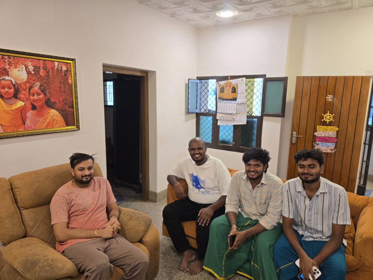 dhanushkodibjp's tweet image. சிறப்பான சந்திப்பு! 🙏
நாங்கள் @dhineshrodi அண்ணாவை அவரது இல்லத்தில் சந்தித்து, அரசியல், சமூக சேவைகள் குறித்து ஆழமான ஆலோசனைகள் மேற்கொண்டோம்.
அவரது வழிகாட்டுதல் எப்போதும் நமக்கு உற்சாகமும், ஊக்கமும்! 💪
#BJP #Leadership #YouthInPolitics #teamrodi