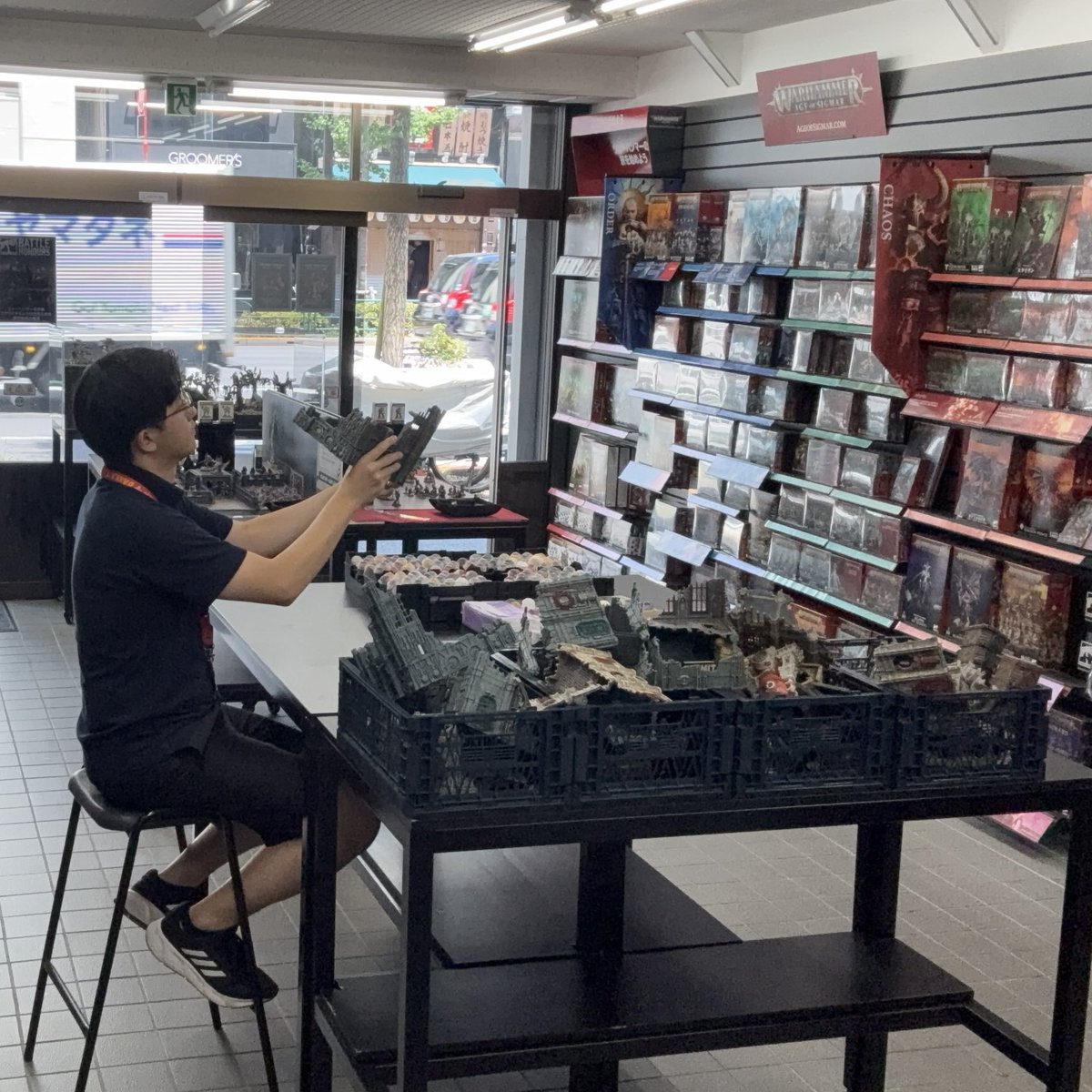 Warhammerjim's tweet image. ショーマが何か始めたようだぞ...

テーブルには大量のテレインが❗️

何するんや❗️