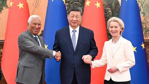 tangbaiqiao's tweet image. 原本欧盟中的大多数国家在国际上都有一席之地,德国、法国、意大利、西班牙、奥地利、荷兰、比利时、芬兰、瑞典、葡萄牙,哪一个不是曾强盛一时的帝国?而如今27个国家联合在一起,反而成了一个弱小的单元。欧盟主席冯莱德恩就像一个小媳妇,刚跑到中共国被羞辱一番,一回来又要受川普的气😄。面对这样…