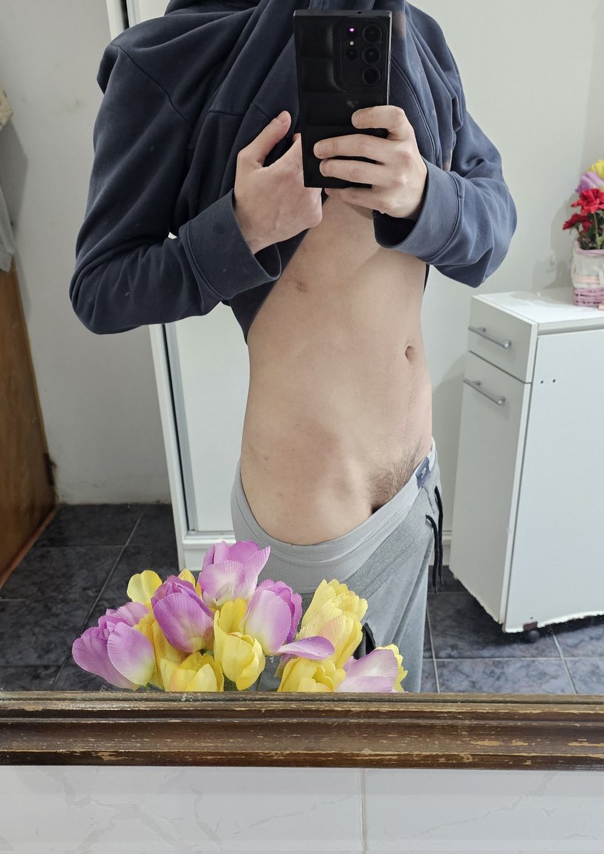Boy02Shota's tweet photo. Que aburrida están siendo las vacaciones. Quien para aprovecharlas? https://t.co/PZudfgDw82