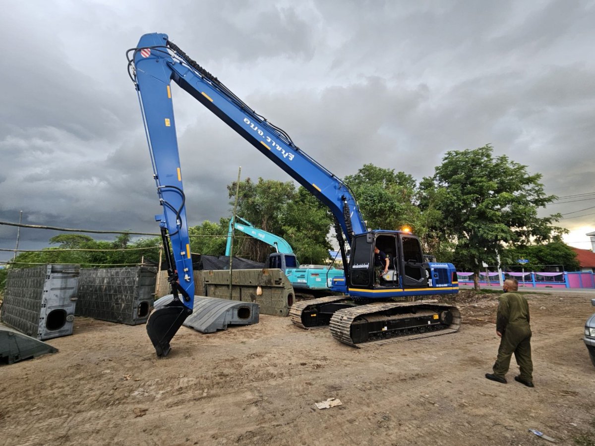 powerplusgroup's tweet photo. With a 15m extended arm, our excavator is customized for high-reach and deep-dredging tasks. POWERPLUS understands your challenges and offers smarter solutions for complex jobs.
#powerplusgroupusa #Thailand #heavyequipment https://t.co/3KGDBQ1sy3
