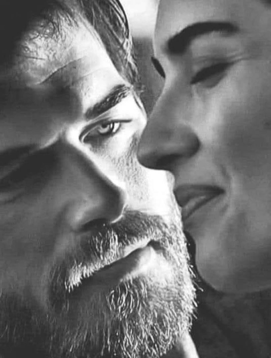 عندما رآها في ابتسامتها
قال لها يبدو أنك محقة فالطبيعة أنثى
قالت وأنت قد أصبت فالجمال ذكرا
قال لها بل السعادة أنثى
قالت ربماولكن الحب ذكرا
قال لها أنا أعترف بأن التضحية أنثى
قالت أنا أقر بأن الصفح ذكرا
ولا زال الجدل قائما
وسيبقى مستمرا طالما أن
السؤال ذكرا
والإجابة أنثى