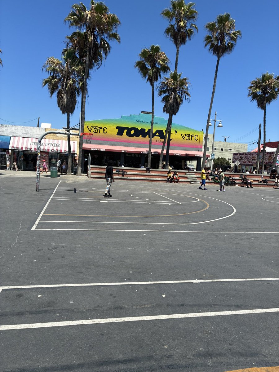 CoachLeo_'s tweet image. Week1 recap
M-San Fran
T- Sacto
W- Fresno
T-S LA
Su Vegas
5 open gyms! Lots of talent
Best thing I ate: tie Cuban Empanada at the LA Central Market and Roscoe’s chicken and waffles
Worst drive: LA to Vegas
West Coast is great!
Tunes: west coast rap and Randy Newman