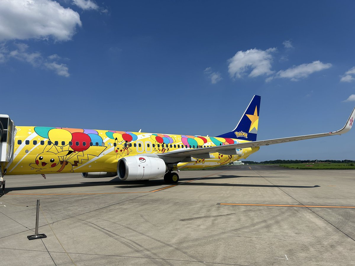topPingPong's tweet photo. そういえば行きの飛行機がピカチュウだったので✈️40分遅れで出発、到着が1時間ちょい遅れてアワアワしました🫨次回はもう少し余裕を持って動きますか… https://t.co/Me5MqagDrc