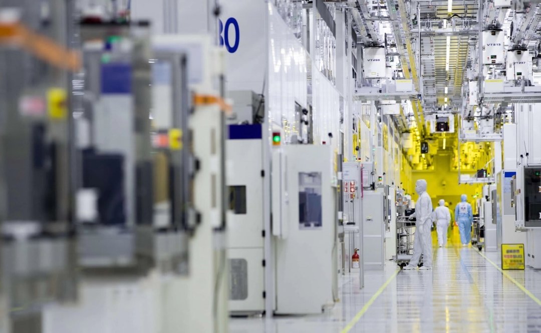 qadiryusfzai's tweet image. 🚀 Samsung lands MASSIVE $16.5B foundry contract to supply chips to a global giant until 2033! 💰 Shares soar 3.5% as the deal boosts its foundry biz. Who’s the mystery client? 🤔 
#Samsung #SUGA #tellonym #markjrtn #USTheSeries