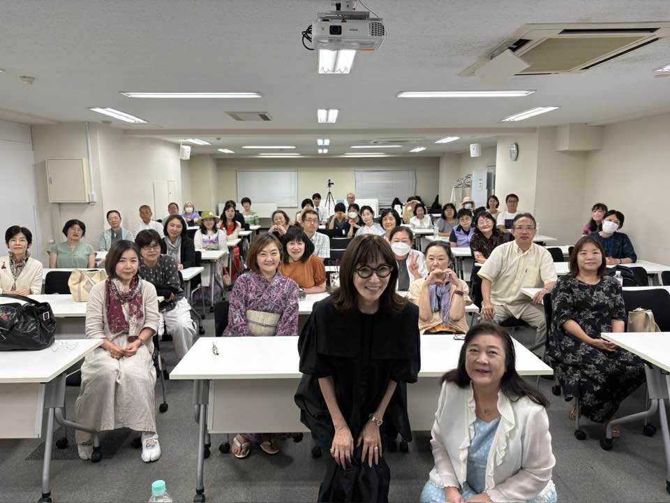 Yuriko_m's tweet image. 昨日はトークショー
「愛子天皇の未来へ ここだけのお話」@銀座。
無事終了しました!
北海道や新潟県、兵庫県など遠くからも近県からも足を運んでくださった皆さんと「愛子さまを皇太子に!」という熱い想いをシェアしつつ、テンション高くお話ができました。ありがとうございました。…