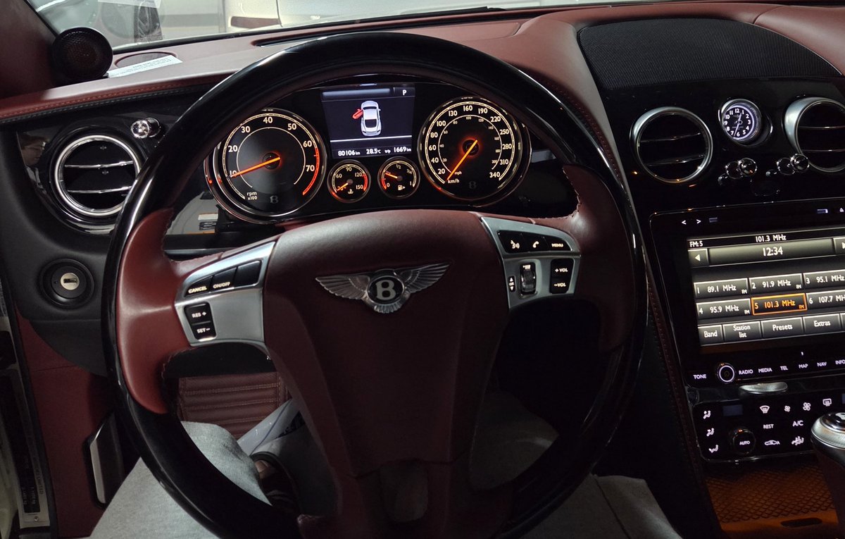 안녕하세요 벤틀리 타봤습니다 제 차 아니고요 아버지 아시는 분 입니다 짱 멋져요...