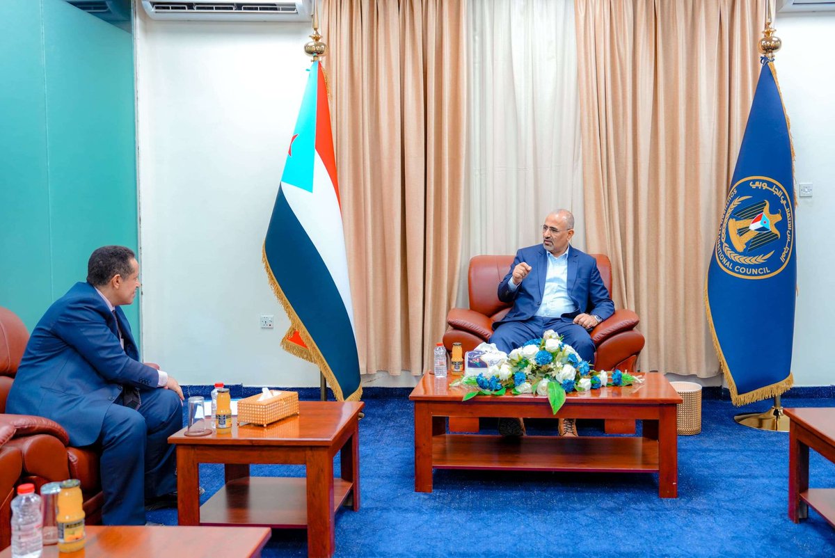 qadir_qadi's tweet image. الرئيس القائد عيدروس الزُبيدي، رئيس المجلس الانتقالي الجنوبي، نائب رئيس مجلس القيادة الرئاسي، يلتقي رئيس الهيئة التنفيذية للقيادة المحلية للمجلس الانتقالي بمحافظة لحج وضاح الحالمي.واستمع منه إلى شرح موجز عن سير العمل التنظيمي في الهيئة التنفيذية بالمحافظة ومديرياتها،
