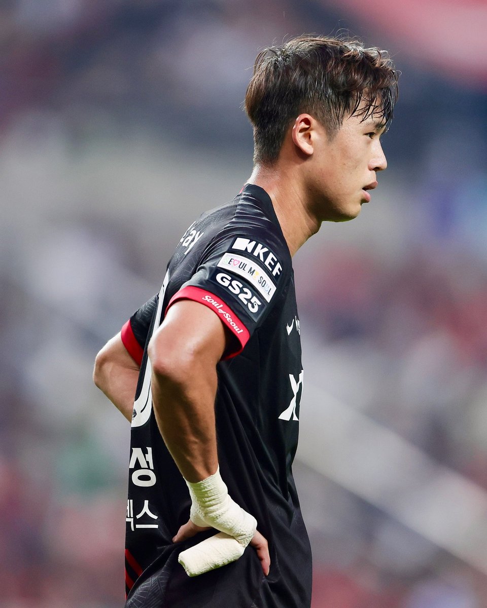 KORFootballNews's tweet image. FC Seoul defender Kim Ju-sung is on the verge of joining Sanfrecce Hiroshima. He bid farewell to the fans during yesterday’s match. (Sports Chosun) #kleague