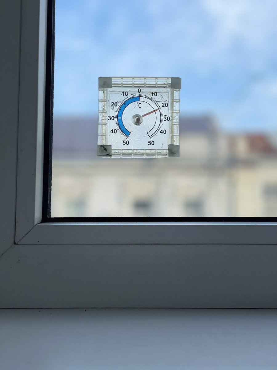Sayaka399's tweet image. 外気温
21℃
まだ朝早いので涼しいが今日は30℃を超える予想。日中作業はキツいので早く行って早く帰ろうと思い、ダーチャへは始発で行こうと思う。何だかんだと昨夜は遅くなったので、まだ頭がグラグラしている。