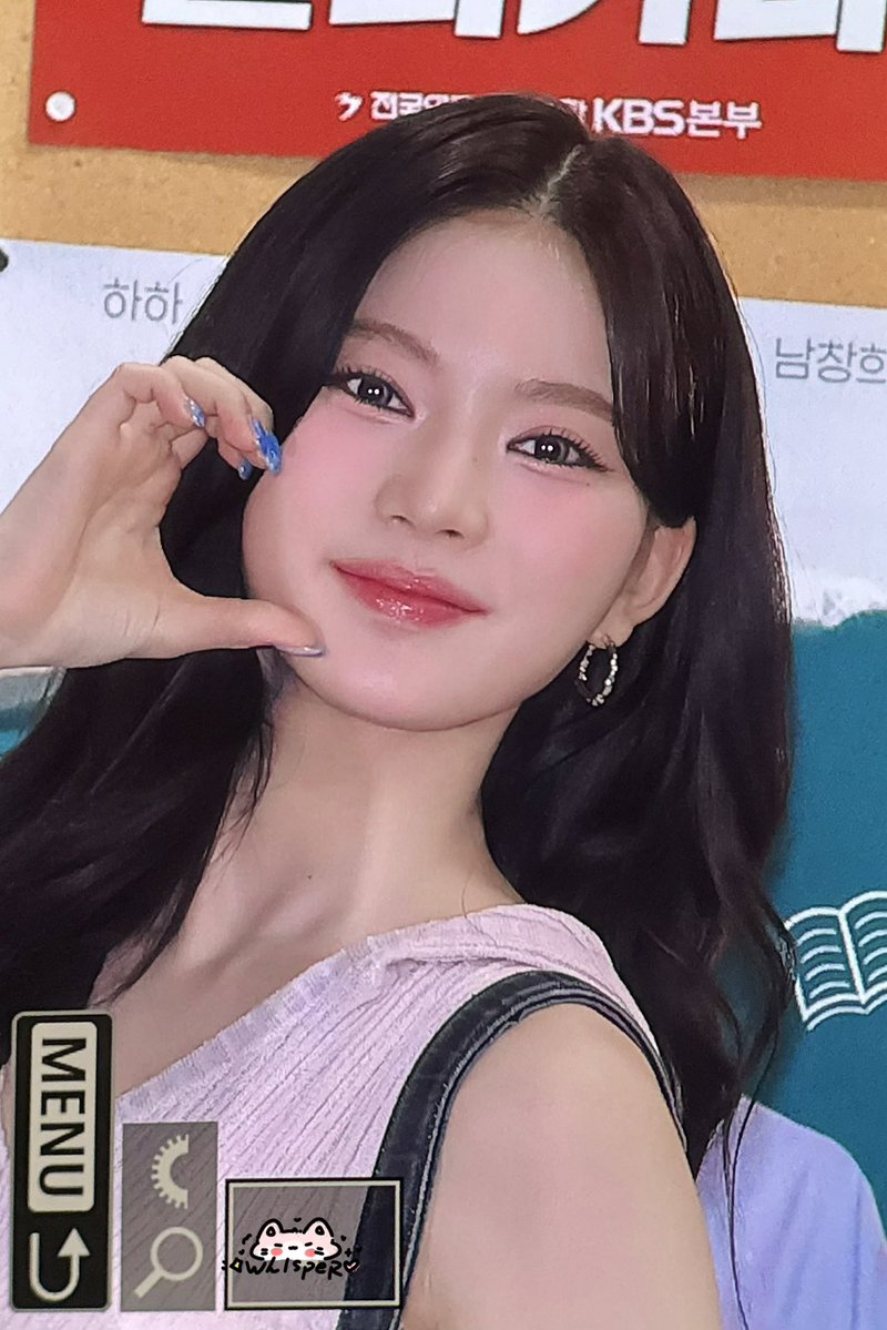 Wh1speR0123's tweet image. 0728 가요광장 출근 프리뷰💕

😽오늘 귀여워

#이사진최고
#아이사 #ISA 
#스테이씨 #STAYC