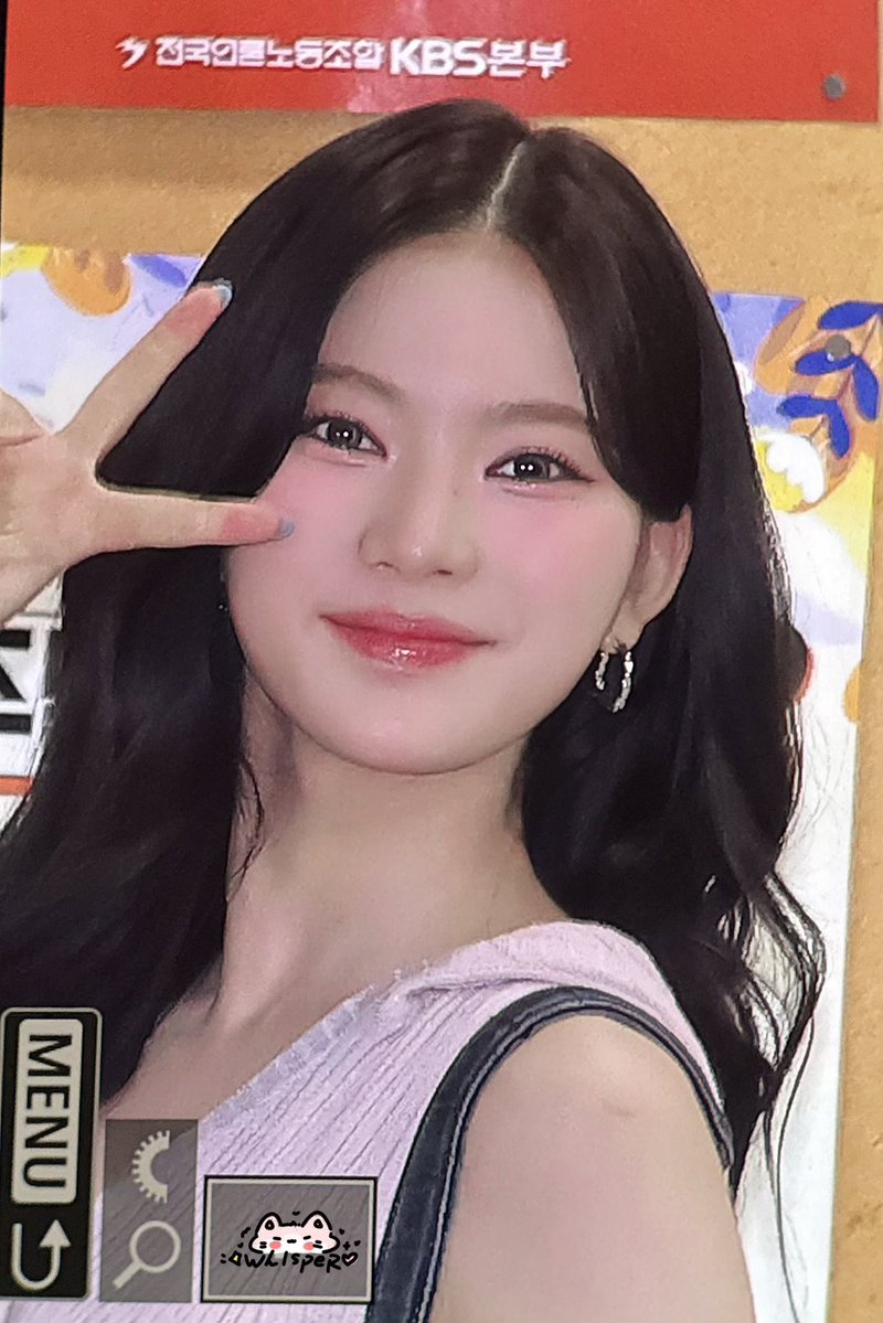 Wh1speR0123's tweet image. 0728 가요광장 출근 프리뷰💕

😽오늘 귀여워

#이사진최고
#아이사 #ISA 
#스테이씨 #STAYC