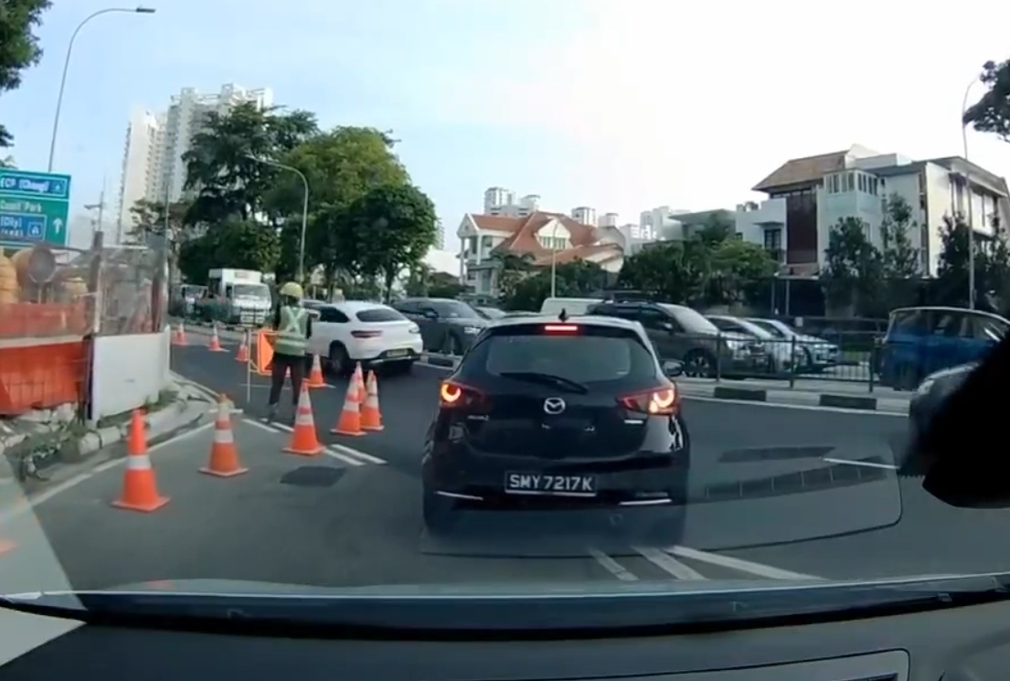gbbbsjp's tweet image. 【シンガポール】道路が突然陥没　走行中の車が転落 - re-file.com/43/4109/