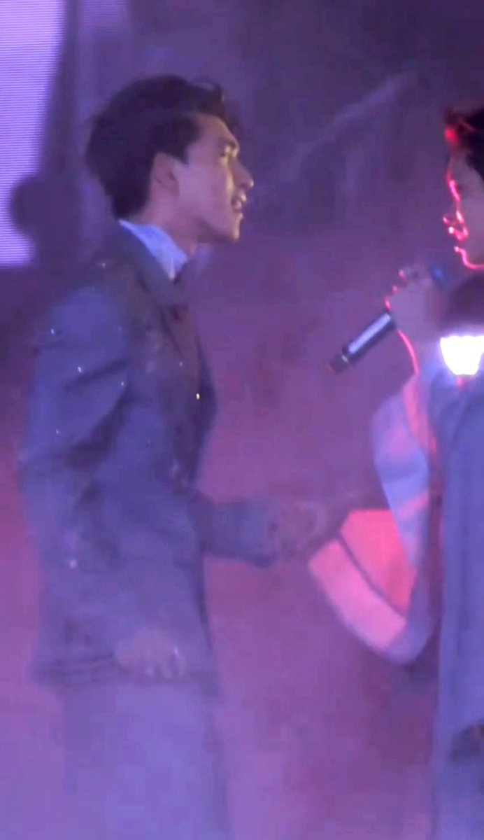 cherlingg08's tweet photo. Pháp Kiều finally went 'I wanna hold your hand one last time' with HIEUTHUHAI 😭 after all those times fighting on stage with her idol =))))) what a full circle moment 😭

#PhapKieuxAnhTraiSayHiLasVegas https://t.co/RafdozCdDd