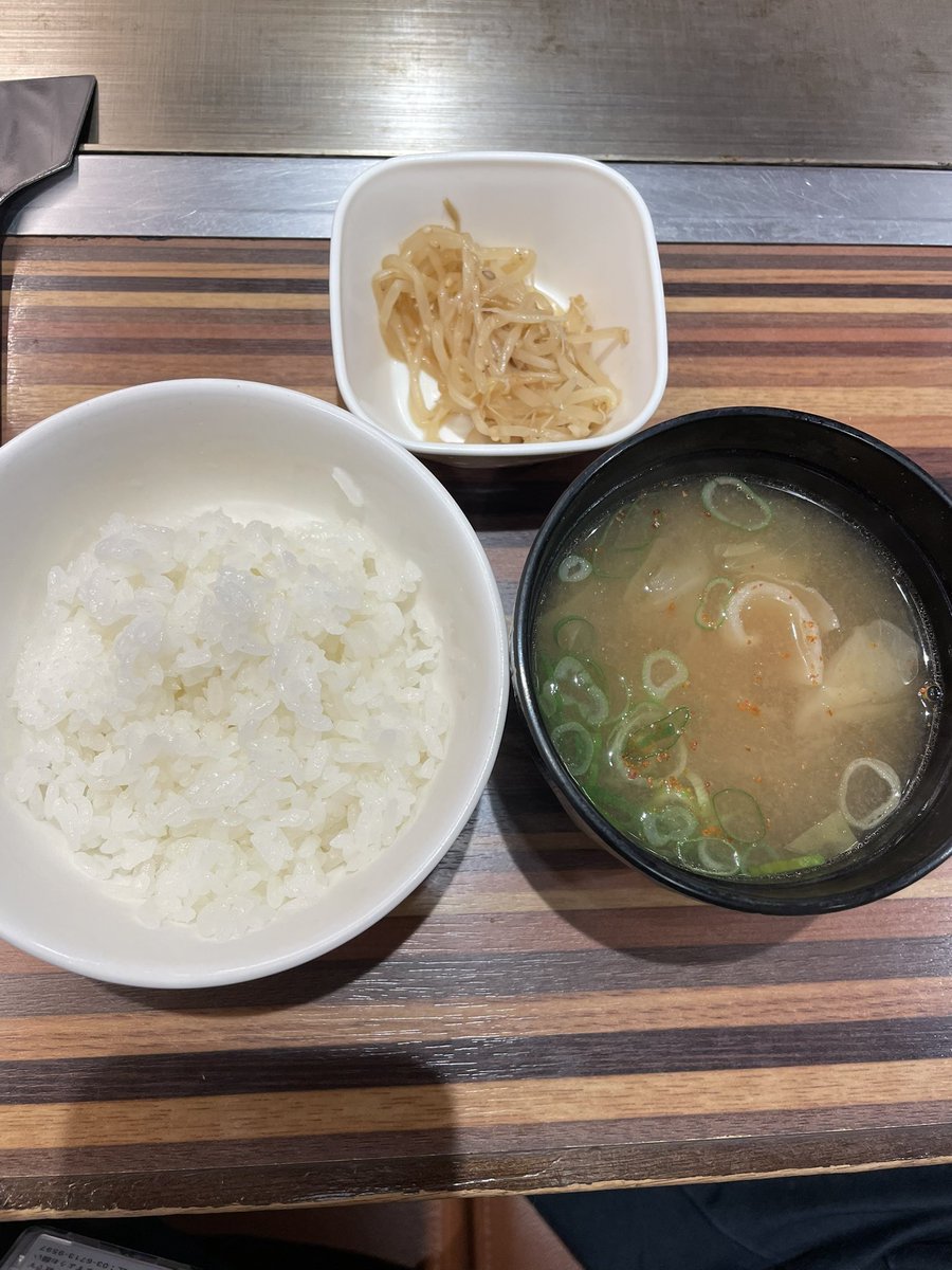 Legosw's tweet image. きじ
豚肉とチーズのお好み焼き
ご飯味噌汁セット
ふわふわのお好み焼きが美味しい
仕方ないのかもだけど、大分値上がりしたな
豚汁→味噌汁
今回はお代わり無料→有料