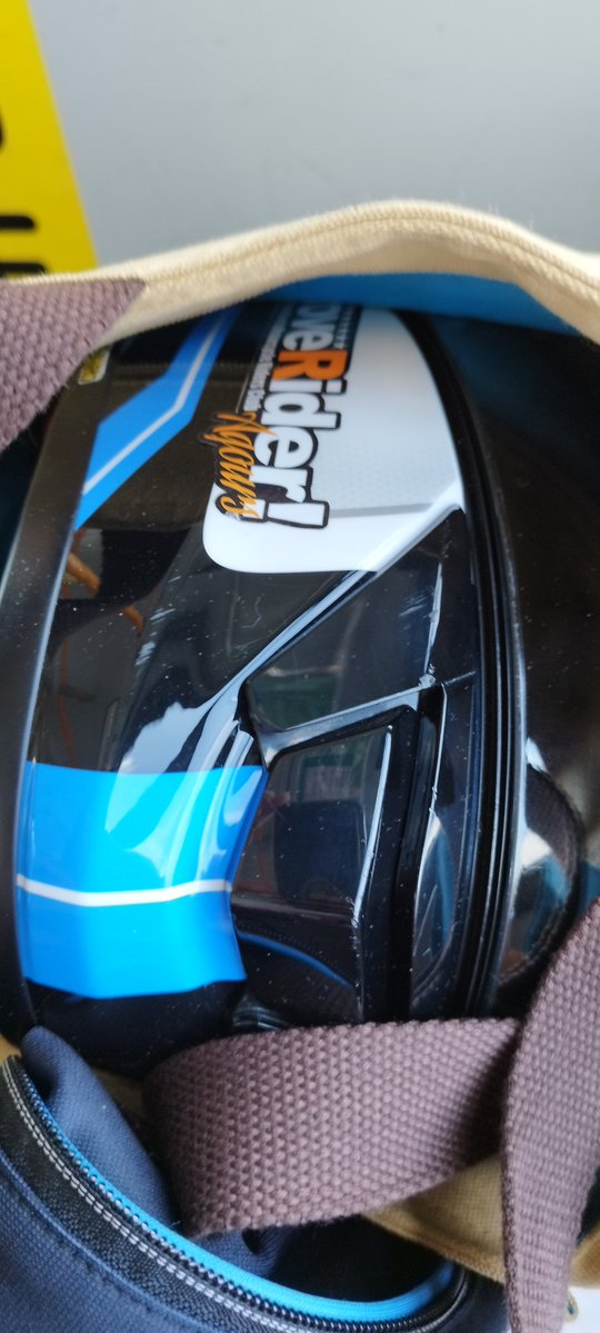 lspin1220's tweet image. バスと電車使ってADV取りに行くよ😎