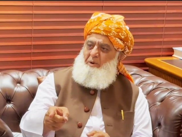 تاریخ گواہ ہے کہ فضل الرحمن نے صرف تین سال اسمبلی سے باہر گزارے ہیں اور وہی تین سال پشتون قوم نے امن میں گزارے ہیں.