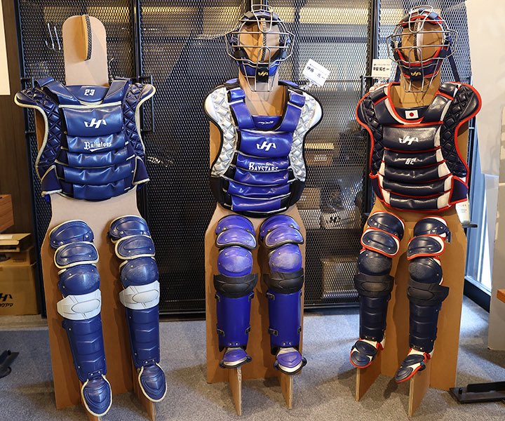 IzTigers's tweet image. 大阪にあるハタケヤマの直営店よく実使用の防具展示されてるんやけど今年のオフは誠志郎さんの防具とか展示されるんかな。また買い物しに行きたい！

＜CLOSE-UP＞進化する捕手用具　ハタケヤマの信念 | 週刊ベースボールONLINE column.sp.baseball.findfriends.jp/?pid=column_de…