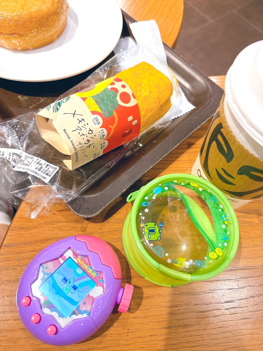 RinPatch's tweet image. 今日も朝ヨガやってスッキリ🧘‍♀️✨

夫と買い出し〜からのスタバきた☕️
夏休みだから学生さんチラホラいるね〜

はじめての
メキシカンアボカドラップ🌮🥑🌶️

すこし辛くてうまい