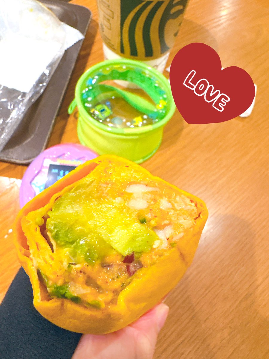 RinPatch's tweet image. 今日も朝ヨガやってスッキリ🧘‍♀️✨

夫と買い出し〜からのスタバきた☕️
夏休みだから学生さんチラホラいるね〜

はじめての
メキシカンアボカドラップ🌮🥑🌶️

すこし辛くてうまい