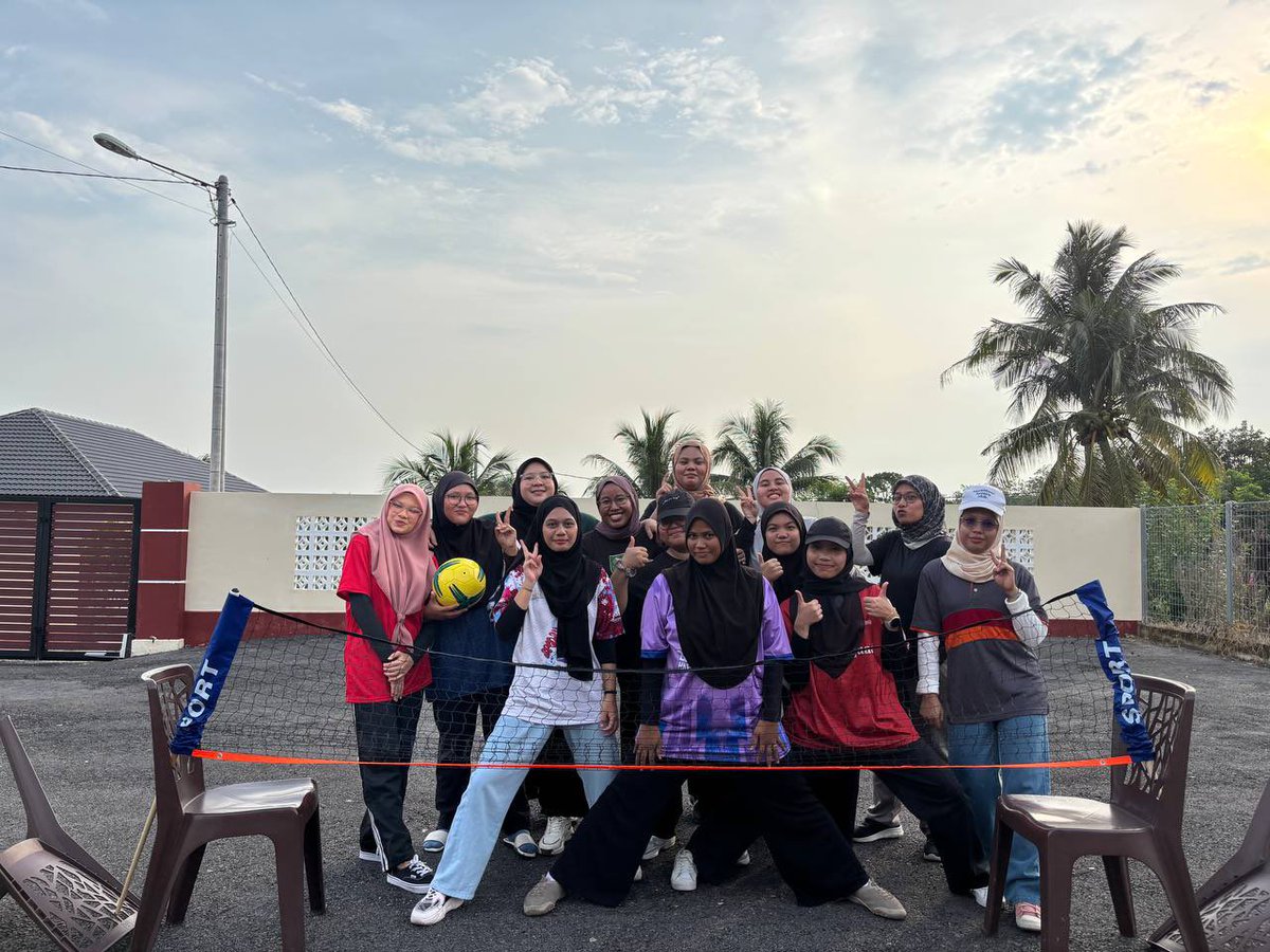 diamond17life_'s tweet photo. Mt Carat Reality TTT 🏕️💎
Day 1 opening photo, foot volleyball, freebies and last character quiz https://t.co/S0pKK2M3uy