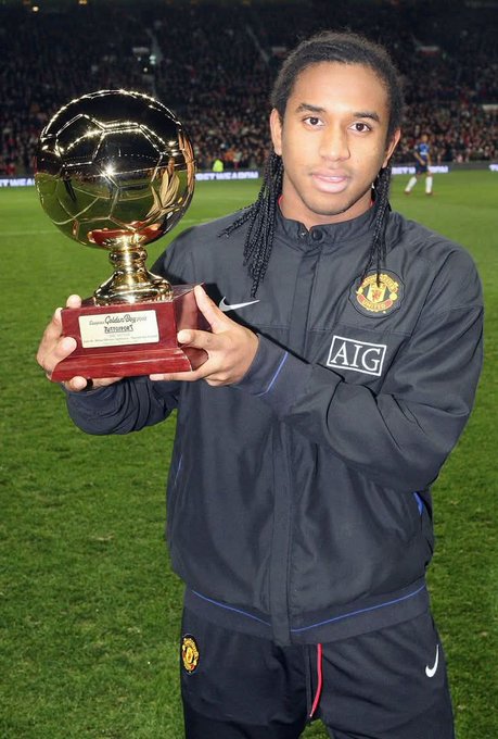 Anderson Oliveira posando con el Golden Boy.