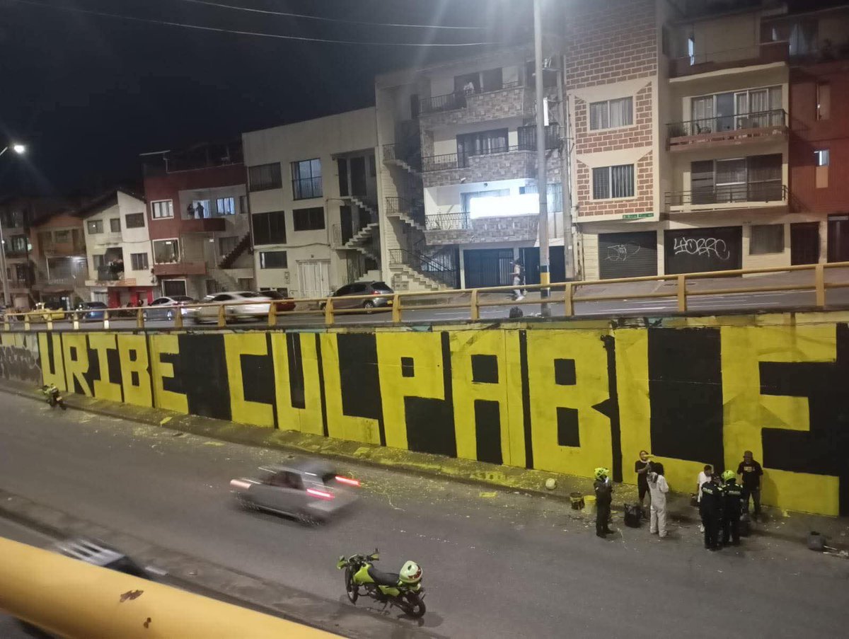 elANTIMILI's tweet image. Vea, ya BORRARON el Mural en Medellín de #UribeCulpable, obviamente @FicoGutierrez pretende desatar nuevamente la BATALLA por la narrativa de la HISTORIA en las paredes de Medellín como lo hizo con los murales de #LasCuchasTienenRazon.
¡Le aceptamos el reto al Sheriff!
✊🏾✊🏾✊🏾