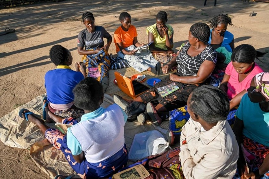WorldVisionZamo's tweet image. In Namwala, financial hardships limit education access. World Vision&apos;s savings groups empower communities, 90% started businesses! 40% formalised as cooperatives for grants. Chipego aims for large-scale farming to boost resilience! #EducateEveryChild @EAA_foundation