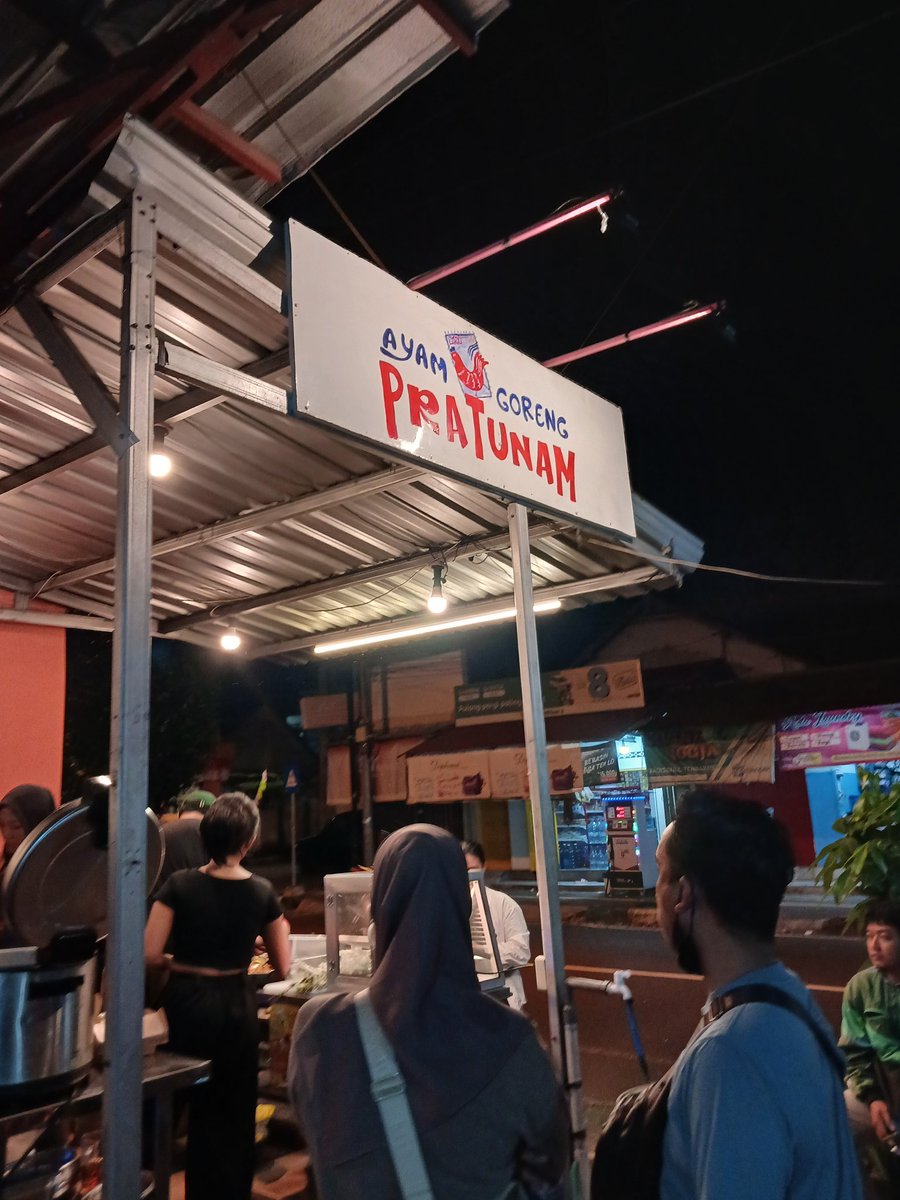 froyogist's tweet photo. #KulineRun 27 July 2025

📍Ayam Goreng Pratunam
4.5/5 

Finally nyobain wishlist dari bbrp minggu lalu 🙌 

 Chicken  egg flossnya kayak ayam kremes tp pake telor asin &amp; signature ayam goreng pratunam mereka nge-REMPAHGHHH ENAK BGTTT (lumayan juicy jg dagingnya) 😋 https://t.co/l8tl3OIRDD