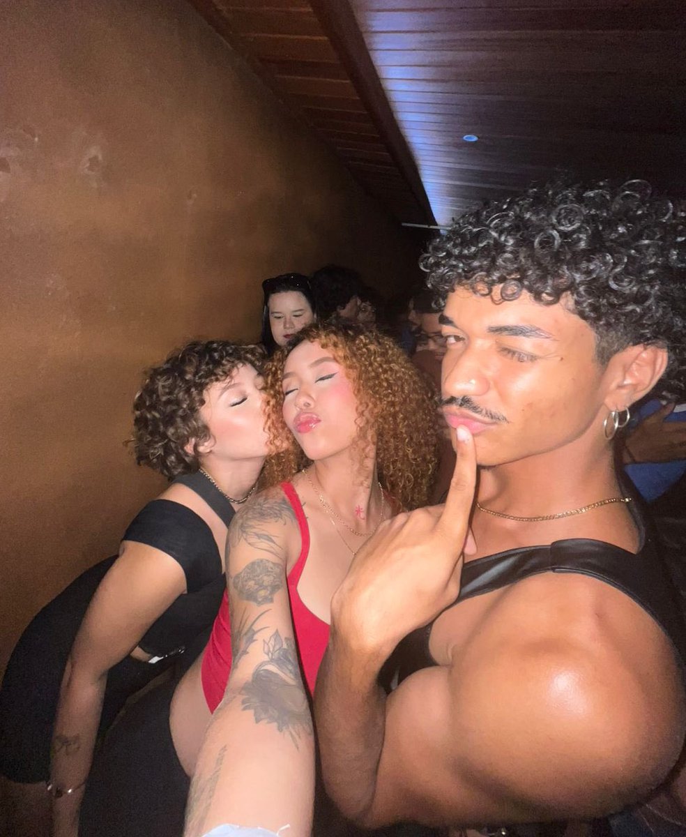ainnqueodio's tweet image. Meu braço tá imenso nessa foto🤤