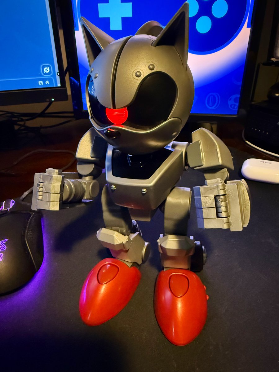SamsProStation's tweet image. Found this cool giant Mecha Sonic figure at Target. Had to get it!