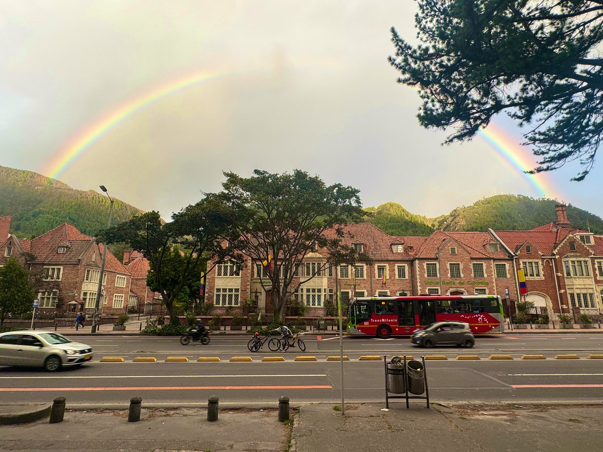 Buscaba respuestas en una tarde fría y gris, y de pronto, allegó la calidez y un puente celeste que ilumina el camino y llena de esperanza el corazón…
