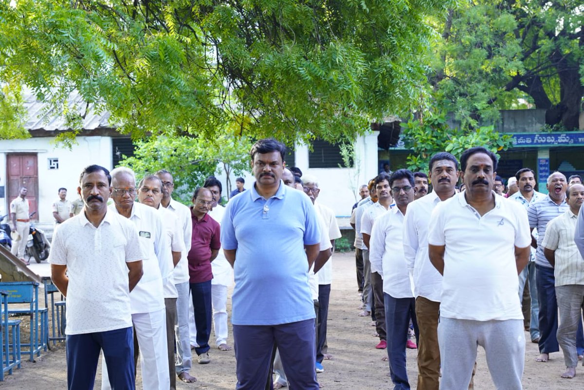 BJP4Andhra's tweet image. ఉదయం శాఖలో పాల్గొని , జేష్ఠ కార్యకర్తలకు సత్కారం చేసి, మొక్కలు నాటి,సుమారు  100 సంవత్సరాల చరిత్ర గల మారుతీ వ్యాయమ మండలిని సందర్శించి నంద్యాల జిల్లా పర్యటనను ప్రారంభించిన బిజెపి రాష్ట్ర అధ్యక్షులు శ్రీ @MadhavBJP 
#saradhyam